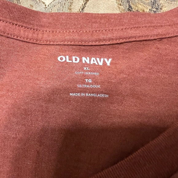 Men’s old navy size XL and M graphic long sleeve shirts - Picture 4 of 4